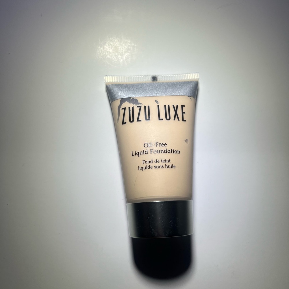 ZUZU LUXE Oil-Free Liquid Foundation Light To Medium NWOB